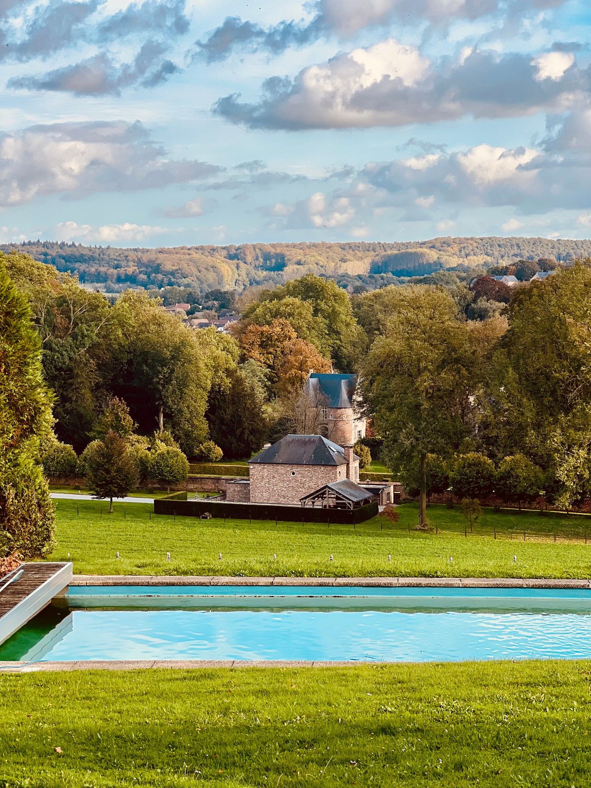 Infinity-Pool mit Blick über das Tal